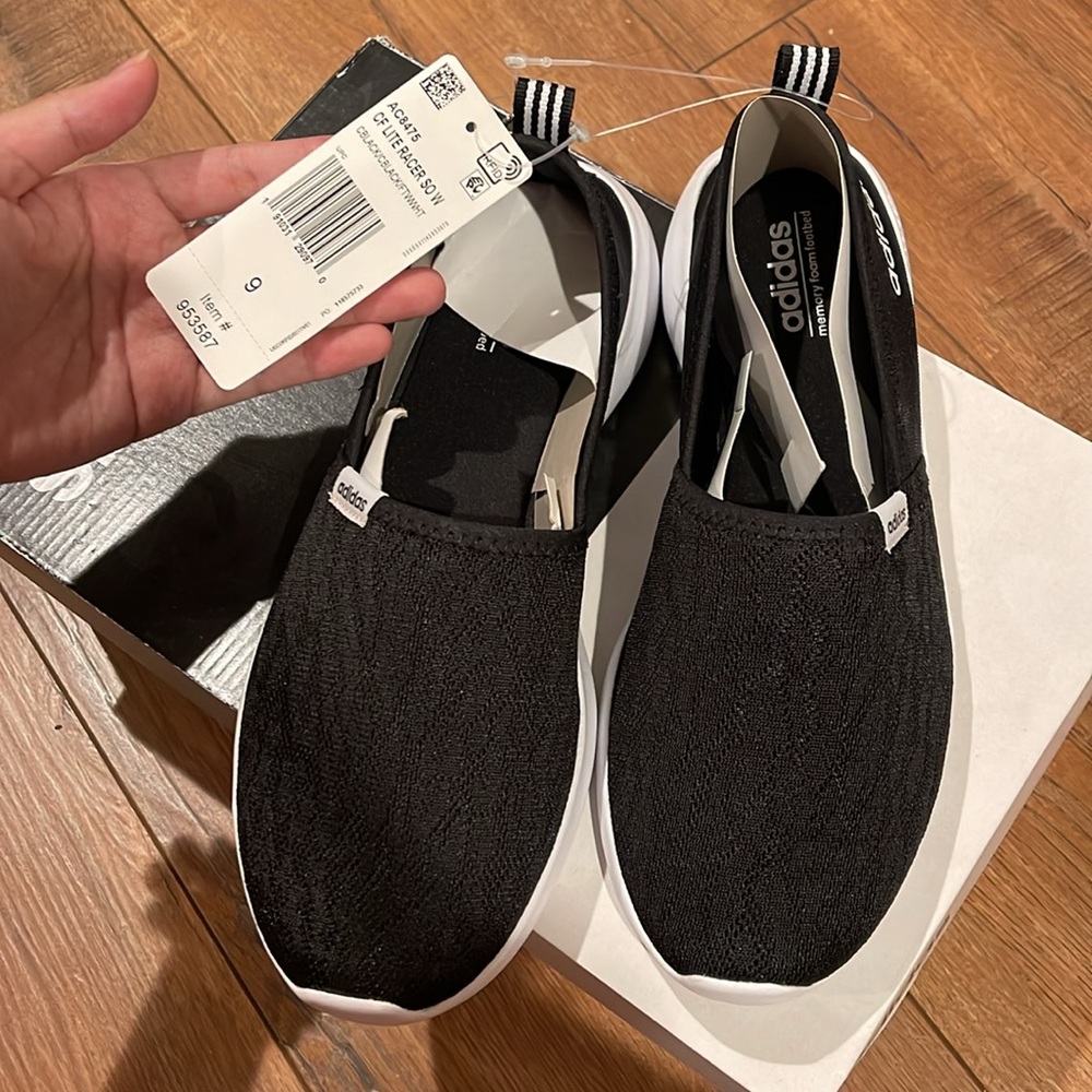 Adidas women shose size 9 brand new